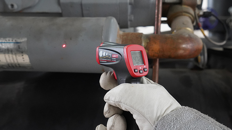 Kỹ sư đo nhiệt độ động cơ bằng máy đo nhiệt độ bằng hồng ngoại UNI-T UT300A+